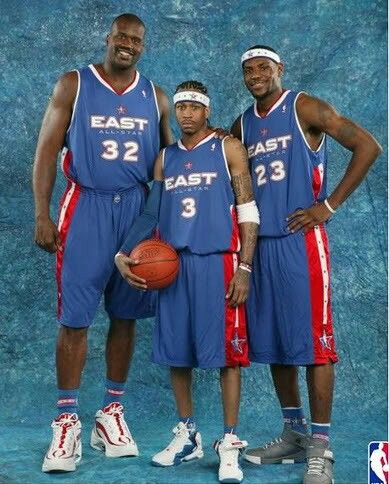 Iverson ao centro, entre O'neal e D'arcy